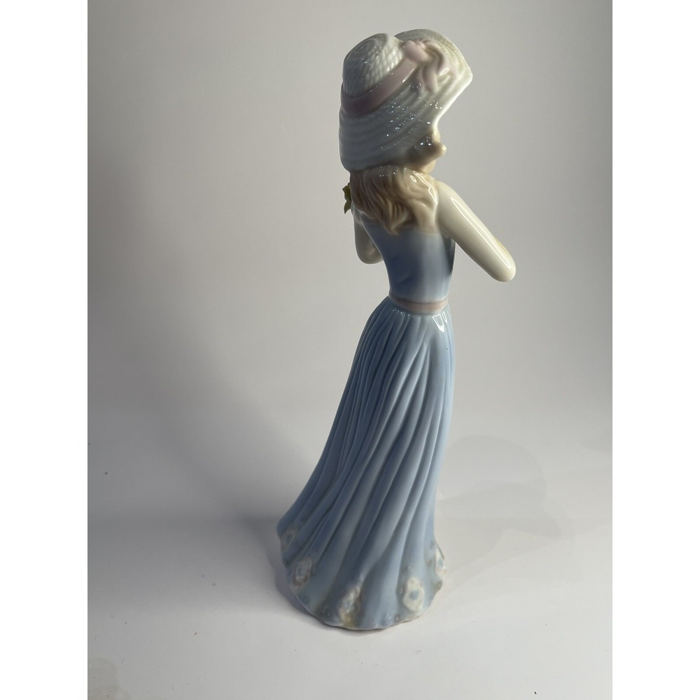 VINTAGE HOUSE OF LLOYD PORCELAIN LADY FIGURINE GATHERING FLOWERS 1998 - Picture 3 of 7